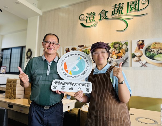 圖1.菩提澄園庇護工場老闆莊雄行(左)稱讚員工阿香(右)工作態度佳，是工場內的得力幫手。