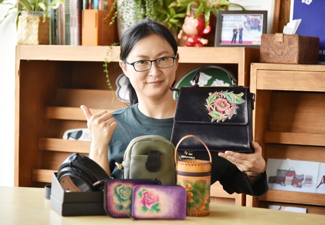 通傳_44歲的惠真參加勞動部皮雕職訓班，展現自信，開啟事業一片天。
