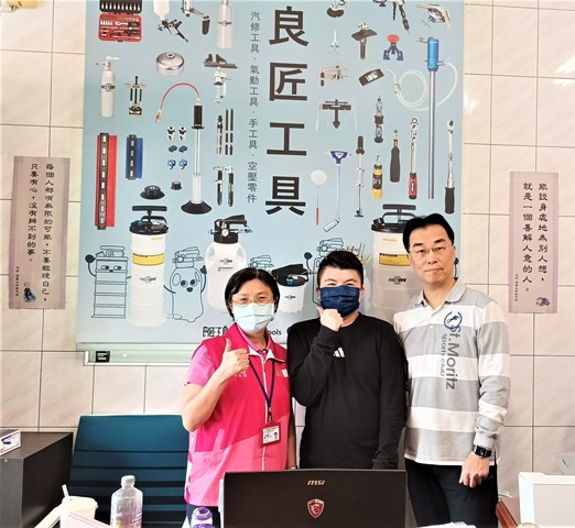 公版1-公司負責人王先生(右)以友善與包容的態度，為初入職場的小程(中)提供適應工作環境的支持，不僅展現企業的社會責任，更幫助求職者順利融入職場。