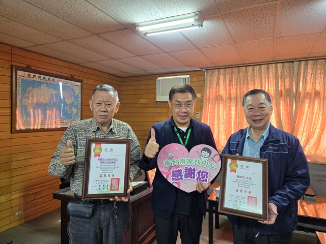 南家扶照片說明-秀峰公記慈善會及陳智文董事長(右一)愛心響應「超值驚喜包」,並期待透過拋磚引玉，邀約社會大眾一起成為有力人士，共同支持南家扶寒冬送暖活動。