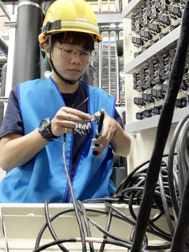 通傳_28歲邱懷萱透過勞動部雲嘉南分署「室內配線」在職訓練課程，學習接線、配電相關技術，成功由防護員轉職配電專業人員。