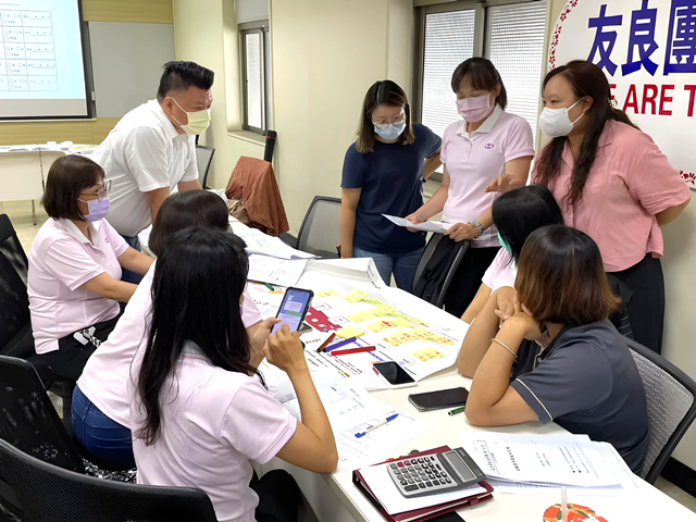 圖1.友良紡織透過「企業人力資源提升計畫」建置完善人才培育系統，提升員工職能，降低產品不良率，更導入淨零碳排與AI數位轉型等熱門課程，為企業永續期前佈局。