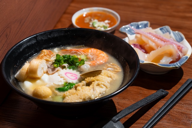 「老山羊鍋燒麵」加入炸虱目魚柳，更具台南特色