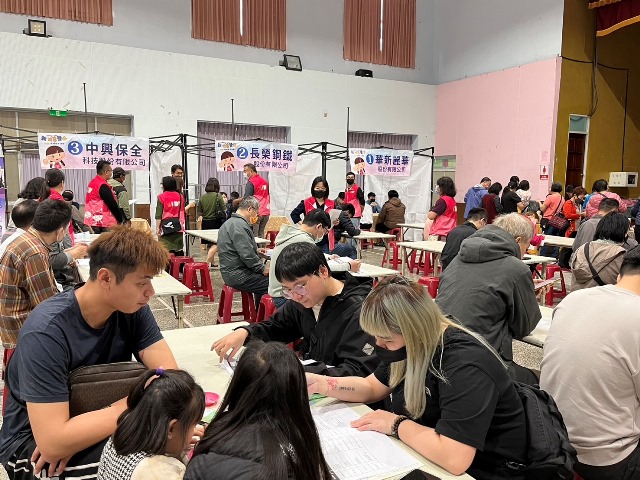 通傳_新營就業中心今辦徵才活動，20廠商釋出605個職缺，一早吸引不少民眾求職卡位。