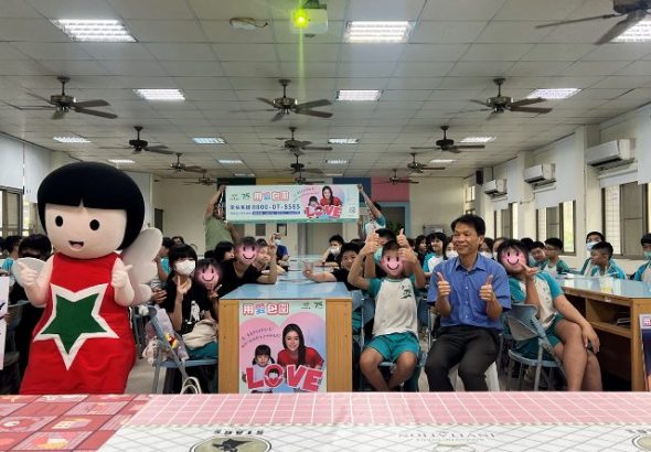 南台南家扶提供1-南台南家扶前往多所國小進行校園巡迴兒保宣導。以「數位足跡大挑戰」互動遊戲為主軸，教導近2000名師生如何辨識網路陷阱、保護個資與培養風險意識。