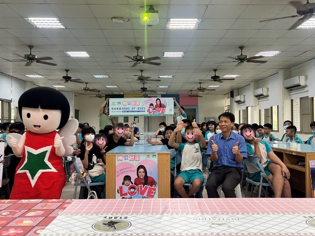 南台南家扶提供1-南台南家扶前往多所國小進行校園巡迴兒保宣導。以「數位足跡大挑戰」互動遊戲為主軸，教導近2000名師生如何辨識網路陷阱、保護個資與培養風險意識。