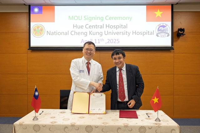 左-成大醫院李經維院長；右-順化中央醫院Pham Nhu Hiep院長_0