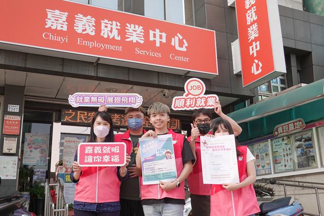 通傳-勞動部鼓勵企業踴躍洽就業中心申請「職場學習及再適應計畫」與「僱用獎助措施」，除減輕用人負擔、也同步協助弱勢就業者找到工作，創造勞雇雙贏、營造友善職場環境