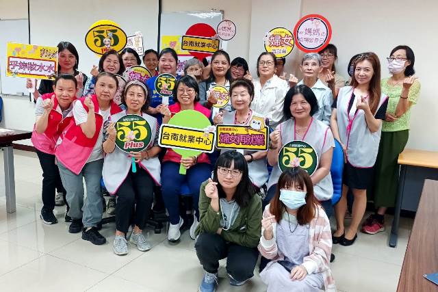 圖1：台南就業中心為婦女朋友打造職場新形象，找回久違的自信與動力。