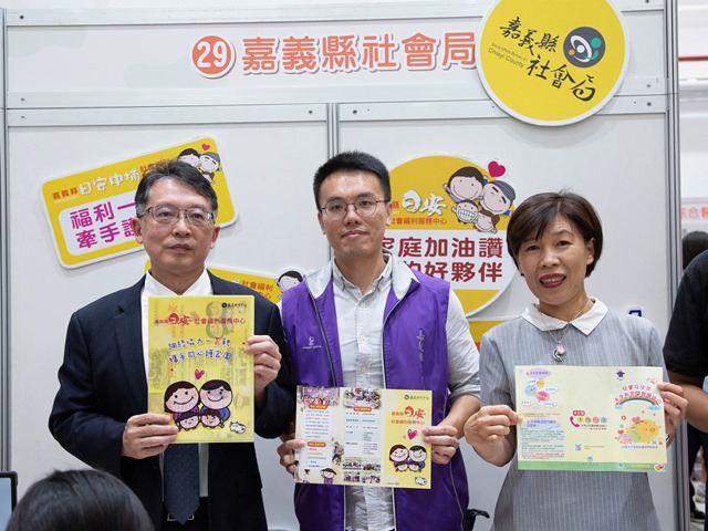 校長張翊峰(左)親自了解現場廠商設攤情況