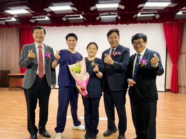 衛福部附屬醫療及社會福利機構管理會林慶豐執行長(右二)、林名男副執行長(右一)、王裕煒副執行長(左一)與胸腔病院護理人員合照
