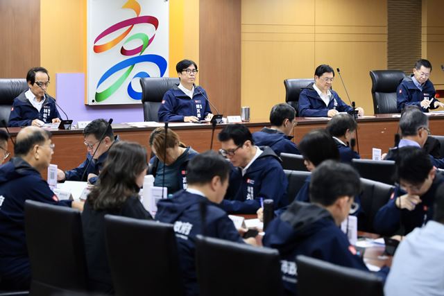 1140722通稿 (2)陳其邁主持市政會議，表揚感謝環保局、工務局、消防局和交通局馳援協助嘉義縣、市及臺南市丹娜絲災害復原工作的辛勤同仁，展現同島一命，相互扶助的精神。