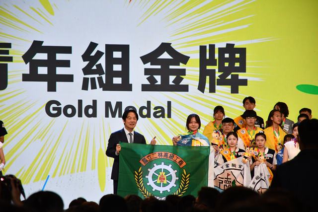 通傳-總統賴清德頒發金牌予南分署展示設計選手莊玉雪並合影