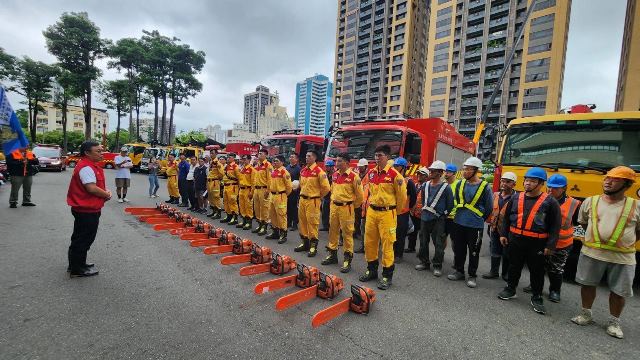 高市府展現南部縣市互助精神，市長陳其邁指示整備可動用之機具、車輛與工班人力，共支援嘉義縣市人力98人、車輛37台及鏈鋸50組，在副祕書長王啓川的授旗下，支援嘉義救災。 (1)