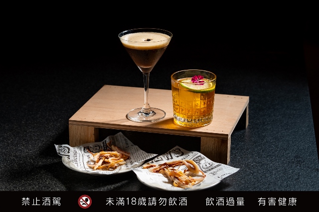 「小酌客「住宿專案，只要2850+10%起，入住即享廿一酒吧x籠裏 Bar Lonely的獨家調酒+魷魚大王的魷魚條，讓住宿也能成為心情與味蕾的放鬆時刻。
