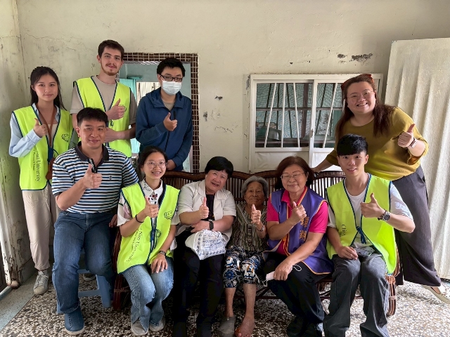 來自法國巴黎Charles Faget跟著USR團隊深入大內地區進行藥事服務