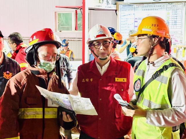 圖說1：今(9)日晚間興達電廠發生火警，陳其邁市長及相關局處首長已趕赴現場了解狀況，目前火勢已熄滅，電廠人員均安全，將詳細調查事故原因。