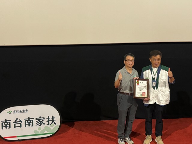 南台南家扶李保良主任(右)感謝誠美材對中心服務的支持，並邀請社會各界有力人士認養「愛心禮包」，為弱勢家庭打造無窮世代。