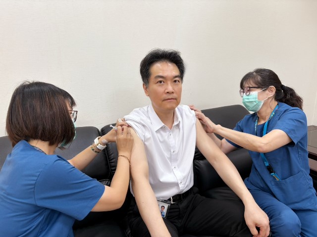 圖1_胸腔病院黃紹宗院長率先施打「左流右新」雙疫苗