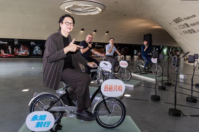 (左起)成功大學科技藝術碩士學位學程副主任 林軒丞、衛武營藝術總監 簡文彬、成功大學規劃與設計學院 副院長 蔡耀賢、成功大學藝術中心藝術長 馬敏元。攝影 蔡玫香
