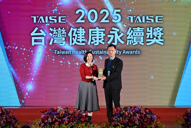 01_成大醫院榮獲台灣健康永續獎「永續報告：白金級」最高榮譽，由衛生福利部林靜儀政_0