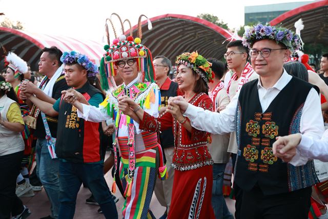 1141108通稿 (1)市長陳其邁身穿傳統服飾，參與「2025 TAKAO豐潮」原住民族聯合豐年節，並加入千人圍舞行列，現場氣氛熱烈歡騰。