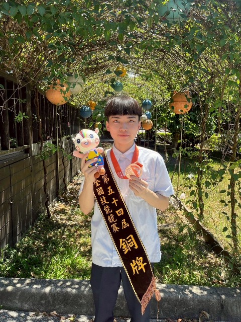 圖1.目前就讀永平工商的沈承佑以對烘焙的熱情與自我要求，第一次參加全國賽便拿下第三名佳績，今年更順利選拔上國手，將代表國家出賽明年第48屆國際技能競賽。