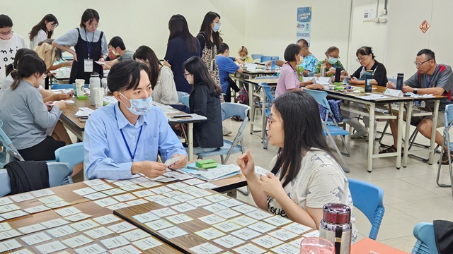 圖說1-學員透過職涯門診小團體課程，分享其求學、就業或成功達成某目標之經驗，講師再將其能力特質及就業需求進行綜整