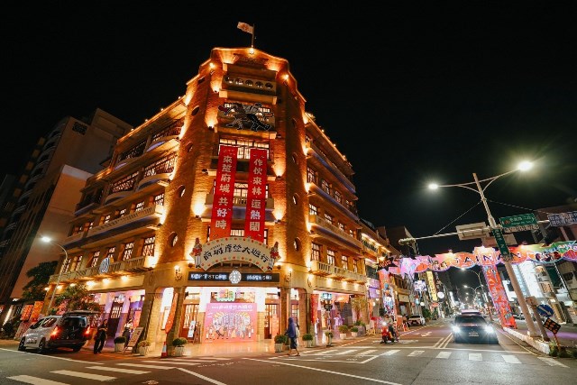 1.迎接2025府城摩登大遊行，林百貨外牆特別掛上慶祝標語_0