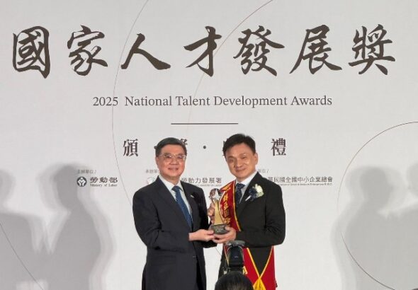 圖1.群亞國際股份有限公司獲國家人才發展獎「傑出個案獎」，由行政院長卓榮泰親自頒獎。