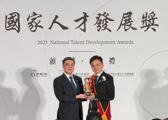 圖1.群亞國際股份有限公司獲國家人才發展獎「傑出個案獎」，由行政院長卓榮泰親自頒獎。
