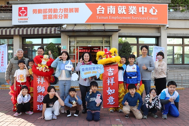公版1-圖一：博愛國小醒獅團精神抖擻前來助陣，為求職者注入好運與信心。