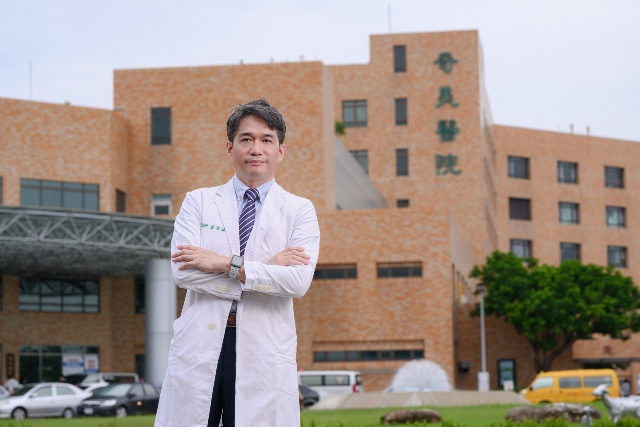 柳營奇美醫院血液腫瘤科主治醫師蕭聖諺說明，院方長期深耕北台南癌症照護，透過整合醫療資源與個人化治療策略，協助高齡患者提升治療接受度，並減輕就醫負擔。