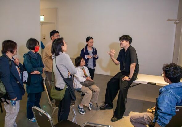 《白衣蒼狗》導演曾威量廳內座談結束，廳外繼續與觀眾交流_0