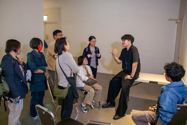 《白衣蒼狗》導演曾威量廳內座談結束，廳外繼續與觀眾交流_0