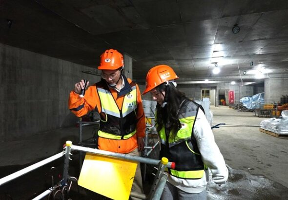 圖說1-戴佳君(右)透過大專預聘計畫獲得大成工程股份有限公司機電工程師的實習機會，訓後因表現優異獲公司加薪留用