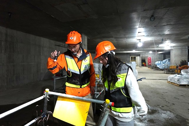 圖說1-戴佳君(右)透過大專預聘計畫獲得大成工程股份有限公司機電工程師的實習機會，訓後因表現優異獲公司加薪留用