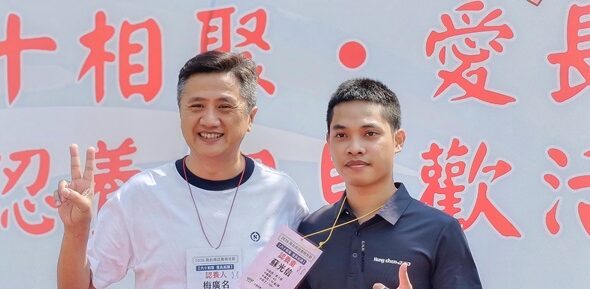 南台南家扶提供-認養人梅先生(左)與小信(右)久別重逢，梅先生親自送上祝福與鼓勵，讓長