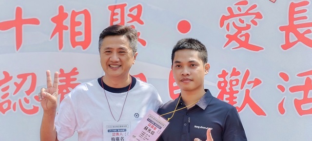 南台南家扶提供-認養人梅先生(左)與小信(右)久別重逢，梅先生親自送上祝福與鼓勵，讓長