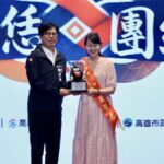 圖說2：獲獎勞工朋友接受陳其邁市長表揚。