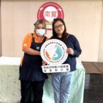 通傳-秋萍(左)在永康就業中心就服員陳安琪(右)協助下成功就業，讓她人生重見光明、對未來抱持希望