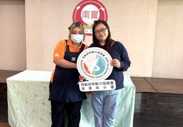 通傳-秋萍(左)在永康就業中心就服員陳安琪(右)協助下成功就業，讓她人生重見光明、對未來抱持希望