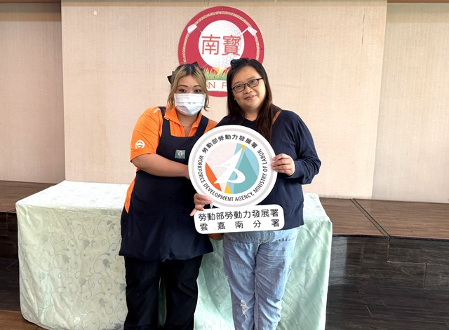 通傳-秋萍(左)在永康就業中心就服員陳安琪(右)協助下成功就業，讓她人生重見光明、對未來抱持希望