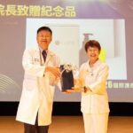 05-許耿福院代表致贈紀念品_0