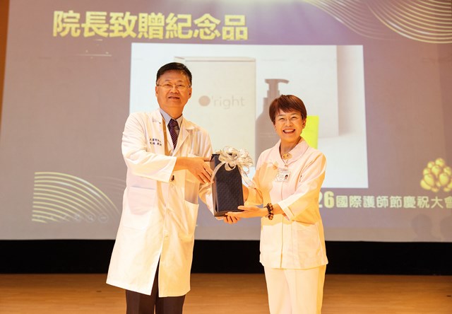 05-許耿福院代表致贈紀念品_0