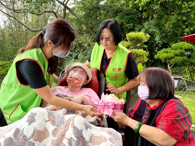 創世基金會社工與院長獻上母親節蛋糕為小慧與媽媽慶祝母親節祝福
