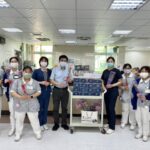 圖1-胸腔病院醫療團隊贈送康乃馨與小餐盒，慶祝母親節