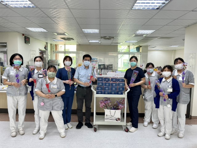 圖1-胸腔病院醫療團隊贈送康乃馨與小餐盒，慶祝母親節