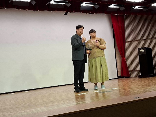 圖1-衛福部附屬醫療及社會福利機構管理會林慶豐執行長(左)與胸腔病院郭珈妏(右)合照