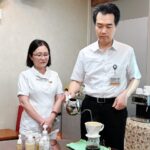 圖2-黃紹宗院長與護理主任一同體驗咖啡手作講座